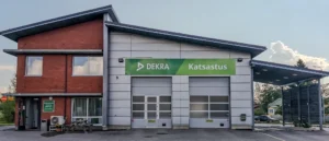 DEKRA Katsastus Kaarina ulkoa kuvattuna, rakennuksessa on kaksi nosto-ovea ja DEKRA Katsastus -kyltti.