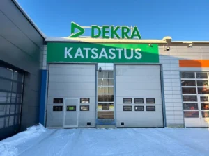 DEKRA Katsastus Mikkelin toimipisteen halli, jonka seinässä on Katsastus-kyltti ja katolla DEKRA-kyltti, ulkoa talvella kuvattuna