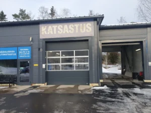 DEKRA Katsastus Sääksjärven toimipisteen halli, jonka oven yläpuolella seinällä on iso Katsastus-kyltti.